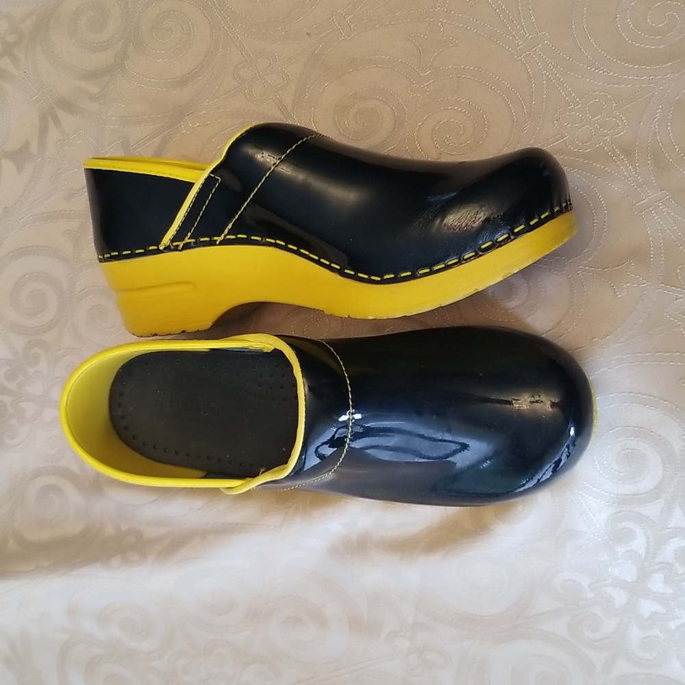 Sanita xenia black patent leather clogs